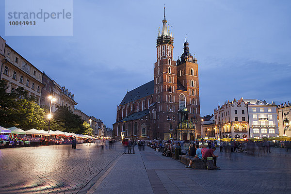Polen  Krakau  Altstadt  Hauptmarkt  Marienbasilika in der Abenddämmerung