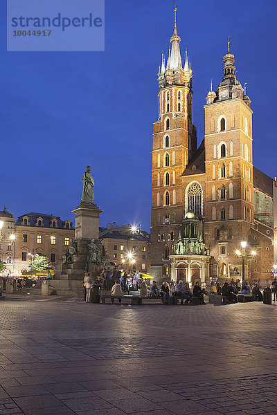 Polen  Krakau  Altstadt  Hauptmarkt  Marienbasilika bei Nacht