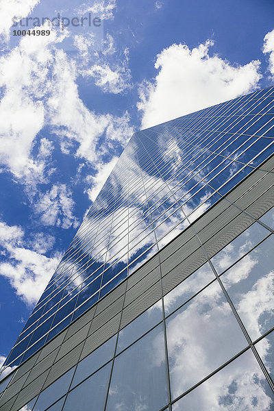 Spanien  Madrid  Glasfassade des Wolkenkratzers mit Spiegelung der Wolken