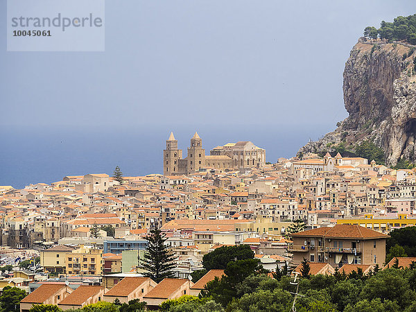 Italien  Sizilien  Cefalu  Ansicht von Cefalu mit Cefalu Kathedrale