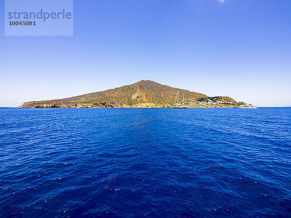 Italien  Sizilien  Äolische Inseln  Tyrrhenisches Meer  Blick auf die Insel Panarea