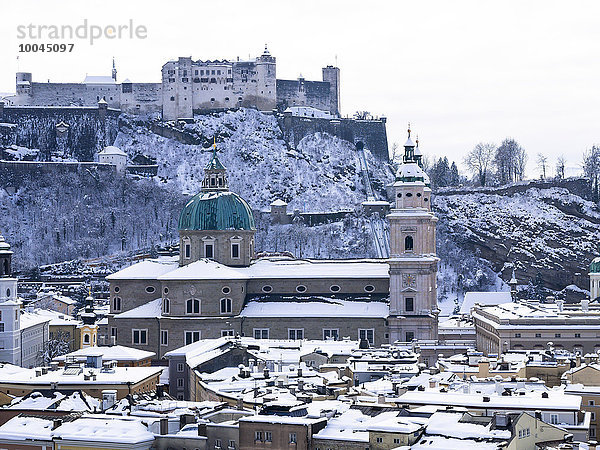 Österreich  Salzburger Land  Salzburg  Altstadt  Blick auf den Salzburger Dom und Schloss Hohensalzburg im Winter