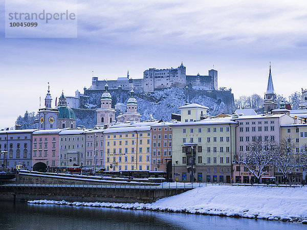 Österreich  Salzburg  Altstadt  Salzach  Festung Hohensalzburg und Kirchen im Winter