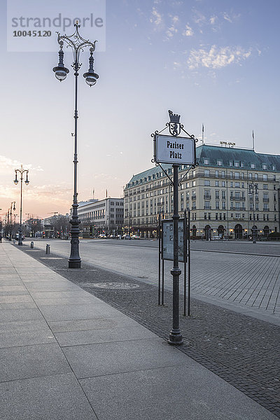 Deutschland  Berlin  Pariser Platz im Morgengrauen