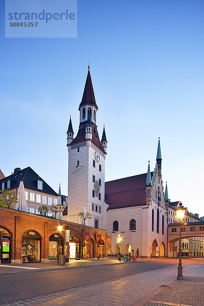 Deutschland  Bayern  München  Blick vom Viktualienmarkt auf Altes Rathaus und Turm  Talburgtor am Abend