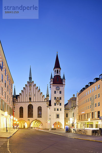 Deutschland  Bayern  München  Altstadt-Lehel  Spielzeugmuseum im alten Rathausturm am Abend