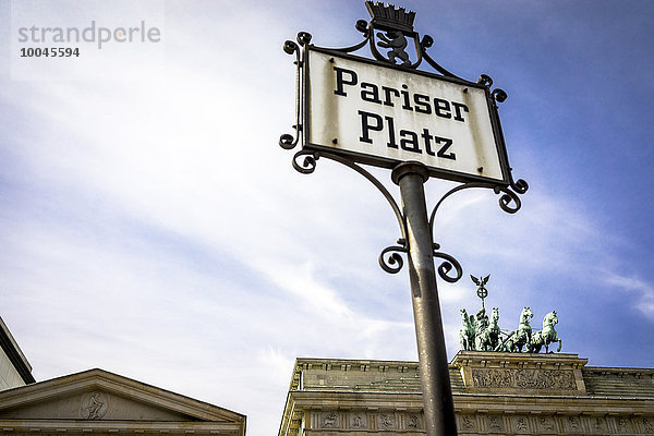 Deutschland  Berlin  Brandenburger Tor am Pariser Platz  Schild