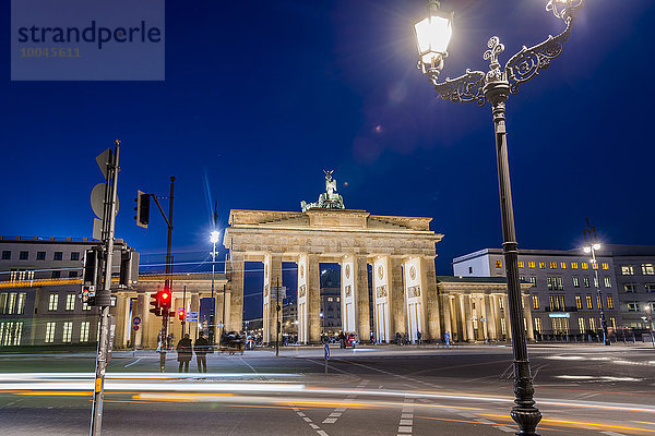 Deutschland  Berlin  Berlin-Mitte  Brandenburger Tor  Ort des 18. März bei Nacht