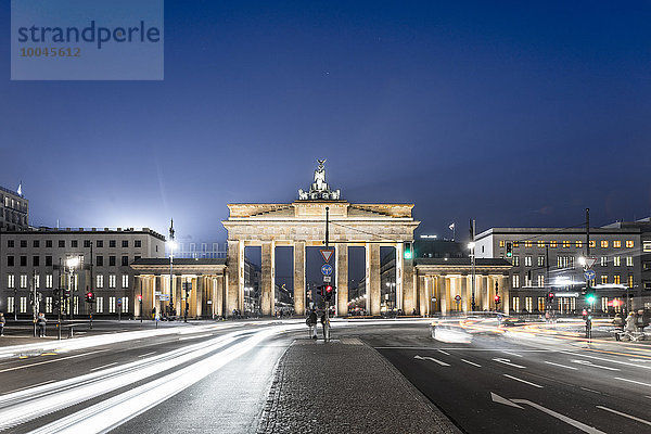 Deutschland  Berlin  Berlin-Mitte  Brandenburger Tor  Ort des 18. März bei Nacht