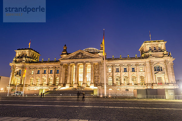 Deutschland  Berlin  Blick auf das Reichstagsgebäude bei Nacht