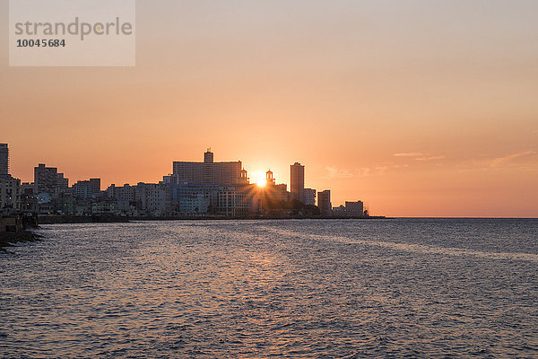 Kuba  Havanna  Sonnenuntergang hinter dem Hotel Nacional de Cuba