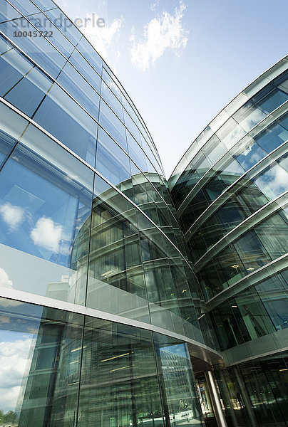 Schweiz  Genf  Glasfassade eines modernen Bürogebäudes mit Wolkenreflexionen