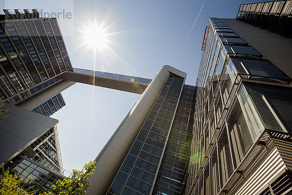 Deutschland  München  SkyLounge und Bürogebäude gegen die Sonne