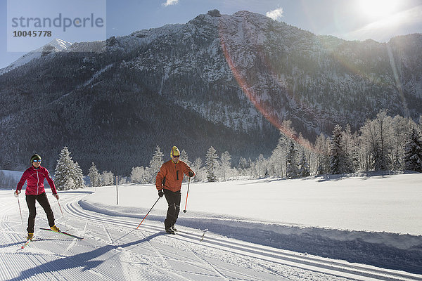 Deutschland  Bayern  Inzell  zwei Skifahrer in verschneiter Landschaft
