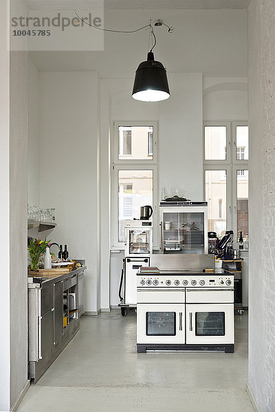 Blick in die Küche eines modernen Einzelbistros