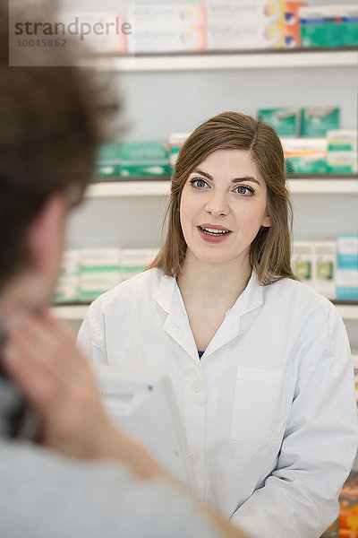 Porträt einer Apothekerin  die Kunden berät