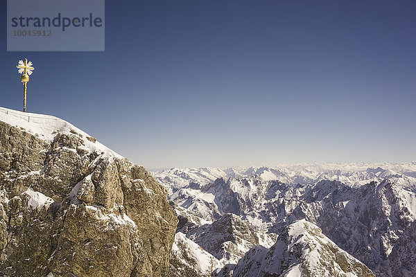 Deutschland  Bayern  Gipfelkreuz auf der Zugspitze