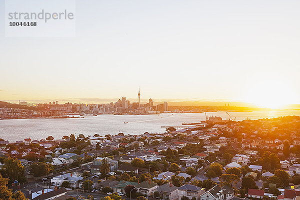 Neuseeland  Auckland  Skyline mit Sky Tower bei Sonnenuntergang