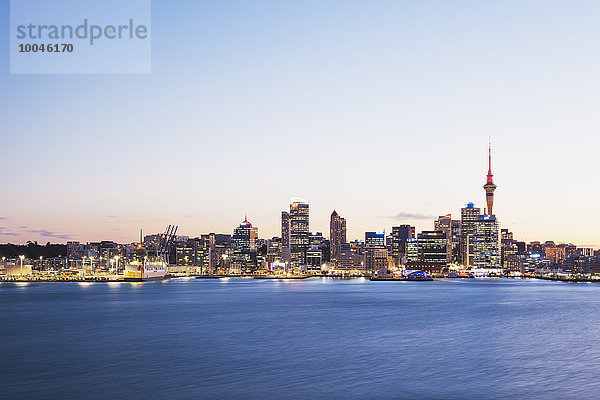 Neuseeland  Auckland  Skyline mit Sky Tower  blaue Stunde