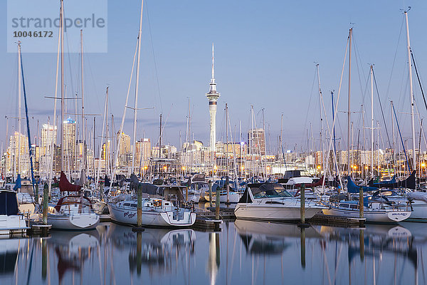 Neuseeland  Auckland  Westhaven Marina  Skyline mit Sky Tower  blaue Stunde