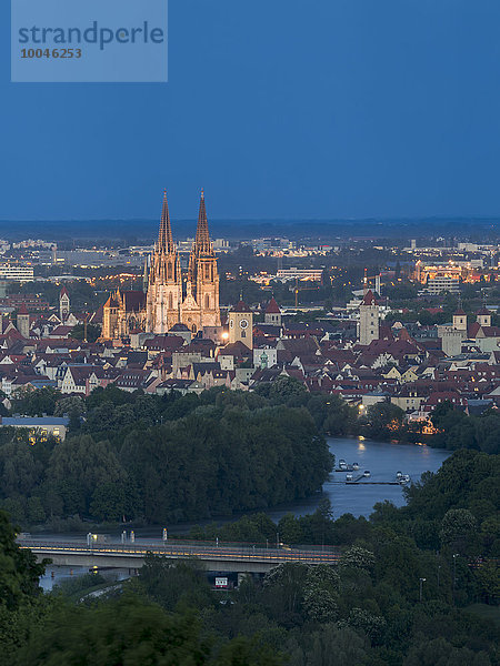 Deutschland  Bayern  Regensburg  Luftaufnahme der historischen Innenstadt an der Donau