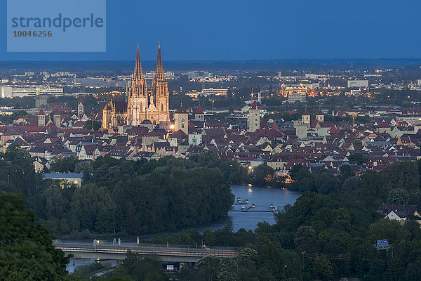Deutschland  Bayern  Regensburg  Luftaufnahme der historischen Innenstadt an der Donau