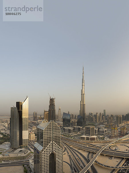 Vereinigte Arabische Emirate  Dubai City  Austausch an der Sheikh Zayed Road mit dem Burj Khalifa bei Sonnenuntergang