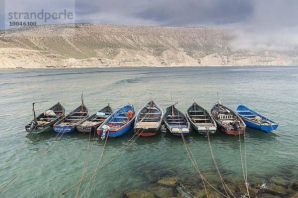 Marokko  Imsouane  neun Fischerboote nebeneinander festgemacht