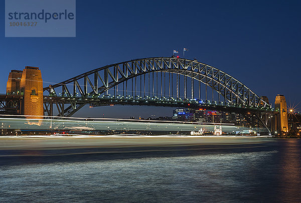 Australien  New South Wales  Sydney  Sydney Harbour Bridge mit verschwommener Fähre bei Dämmerung