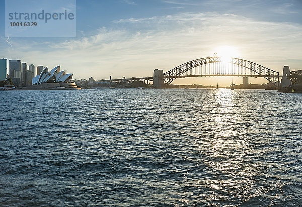 Australien  New South Wales  Sydney  Skyline mit Sydney Harbour Bridge und Sydney Opera House bei Sonnenuntergang