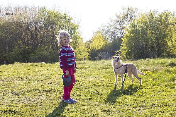 Kleines Mädchen mit dem Hund