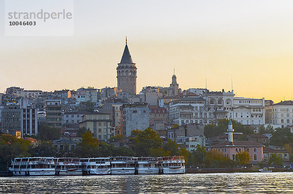Türkei  Istanbul  Blick auf den Stadtteil Beyoglu mit Galata Tower