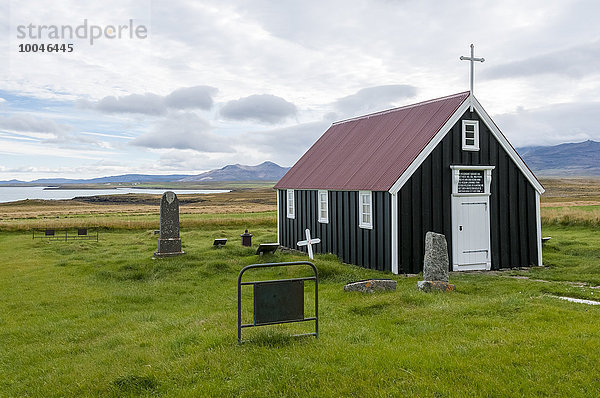 Island  Bjarnarhoefn  Blick auf Kirche und Friedhof