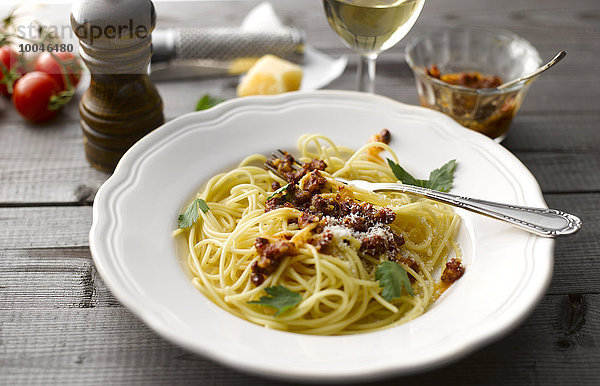 Spaghetti mit Tomatenpesto und geriebenem Parmesan