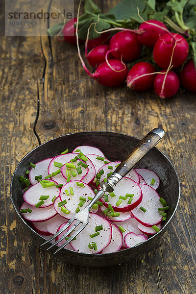 Bio-Rettich-Salat in Schale mit Schnittlauch