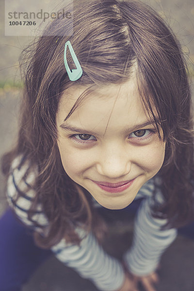 Porträt des lächelnden Mädchens mit Haarnadel