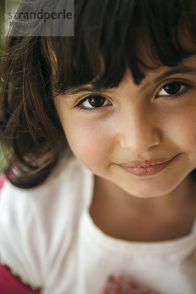 Porträt eines lächelnden Mädchens mit braunen Augen