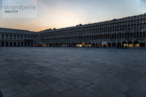 Italien  Venedig  Markusplatz in der Abenddämmerung