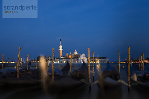 Italien  Venedig  Gondeln vor San Giorgio Maggiore in der Abenddämmerung