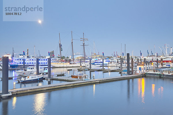 Deutschland  Hamburg  Elbpromanade am Niederhafen bei Vollmond