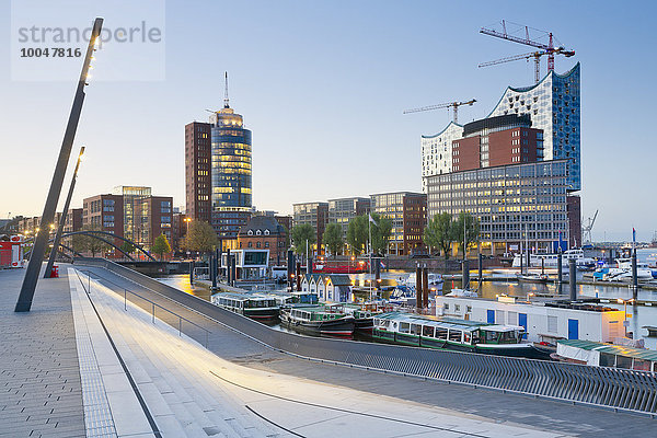 Deutschland  Hamburg  Hanseatic Trade Center und Elbphilharmonie vom Niederhafen aus gesehen