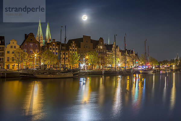 Deutschland  Lübeck  historische Gebäude an der Trave bei Nacht