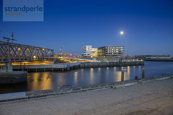 Deutschland  Hamburg  Blick auf die HafenCity Universität in der Abenddämmerung