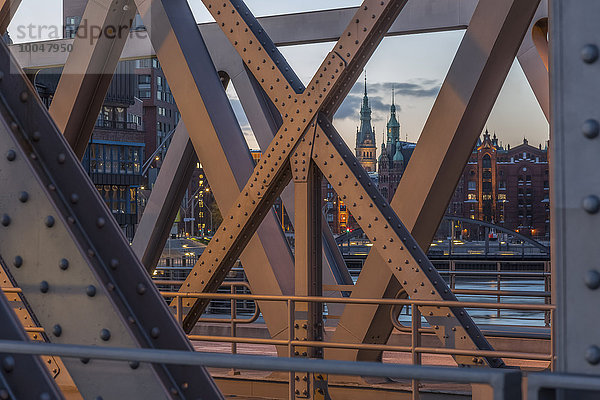 Deutschland  Hamburg  Turm des Rathauses und Teile der historischen Speicherstadt durch eine Rahmenbrücke gesehen