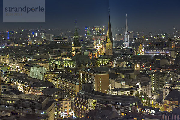 Deutschland  Hamburg  Blick vom Turm der Michaelskirche auf die Stadt bei Nacht