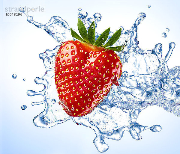 Erdbeer- und Wasserspritzer