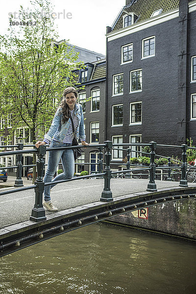 Niederlande  Amsterdam  weibliche Touristen auf der Fußgängerbrücke