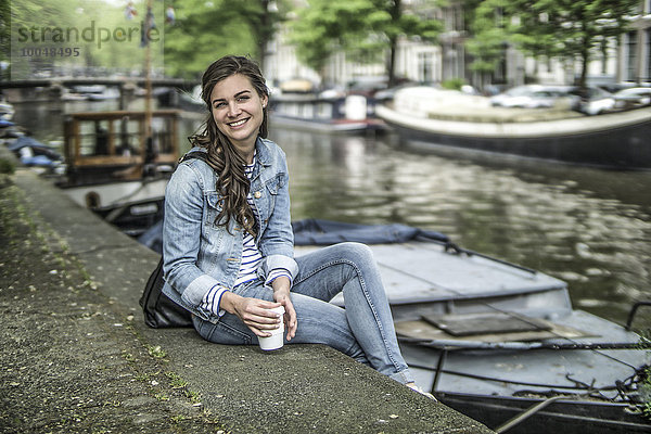 Niederlande  Amsterdam  Porträt einer sich erholenden Touristin