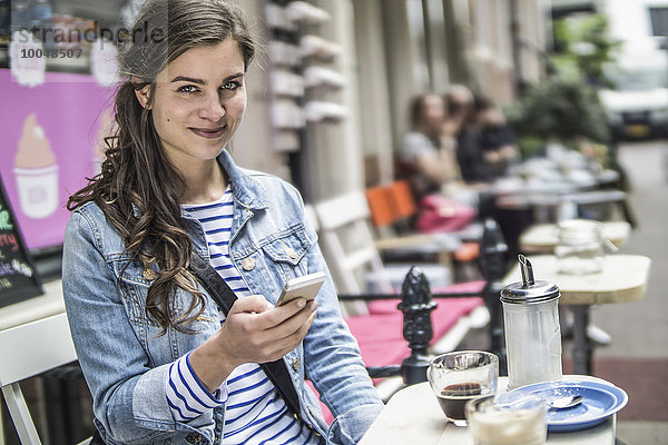 Niederlande  Amsterdam  Portrait einer Touristin im Straßencafé