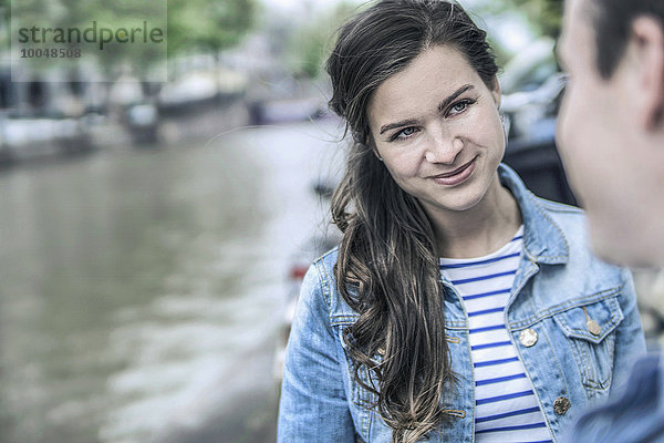 Niederlande  Amsterdam  Porträt einer lächelnden Frau von Angesicht zu Angesicht mit einem Mann